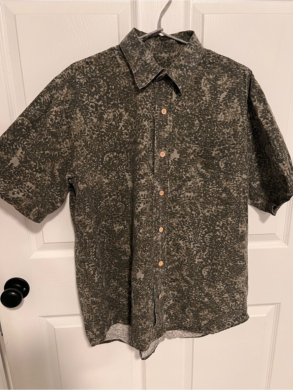 Eddie Bauer Relaxed Fit Button Up Shirt Mens Medium Green Foliage Bamboo Blend